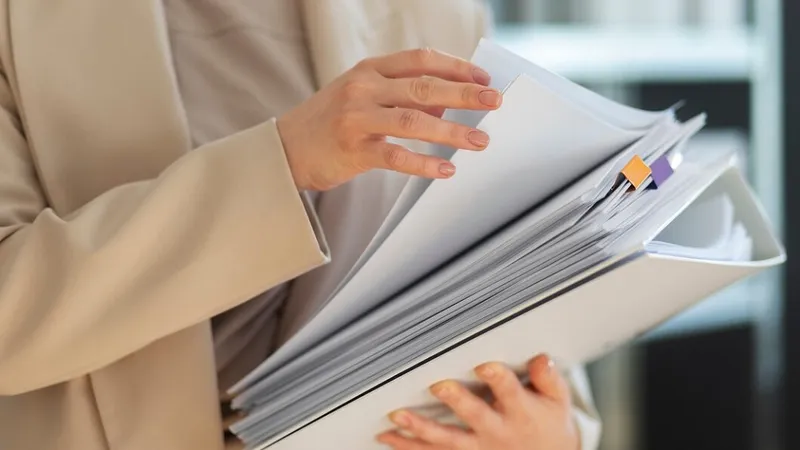 De-a lungul vieții se strâng multe dosare cu documente Foto: Freepik.com - rol ilustrativ
