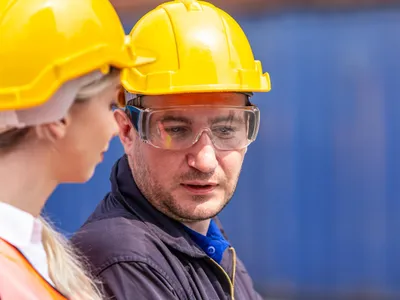 Angajați echipați cu cască și ochelari - Foto: Freepik (rol ilustrativ)