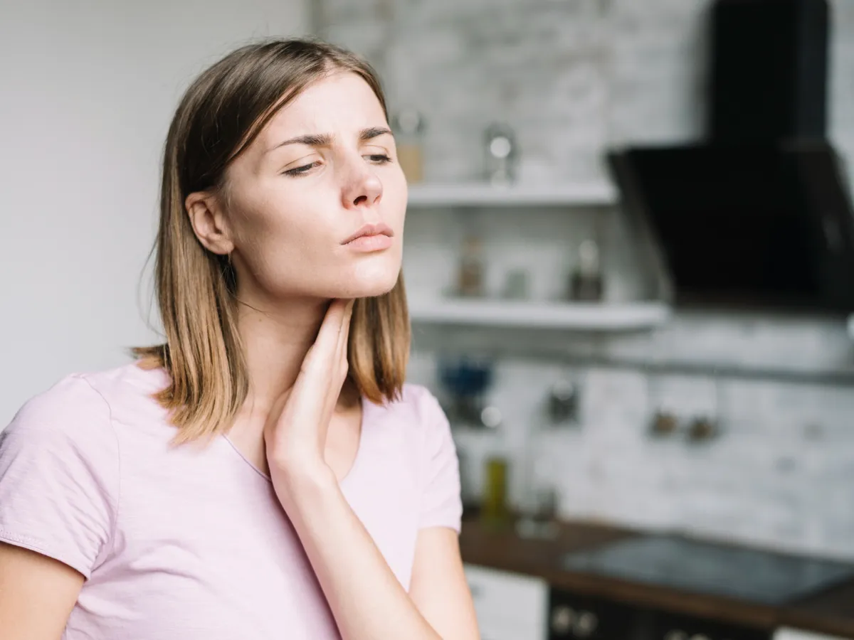 Ce alimente să eviți când te doare gâtul? Agravează inflamația și prelungesc boala - Foto: Freepik (Imagine cu rol ilustrativ)