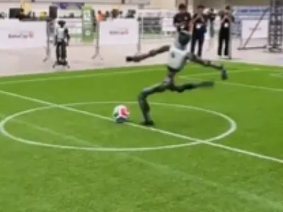 Primul ”fotbalist-robot” a intrat pe teren și ce a urmat face înconjurul lumii