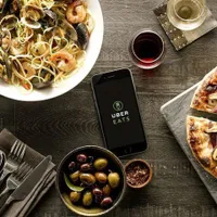 Livrarea de mâncare prin Uber Eats are un cost fix de 7,5 lei