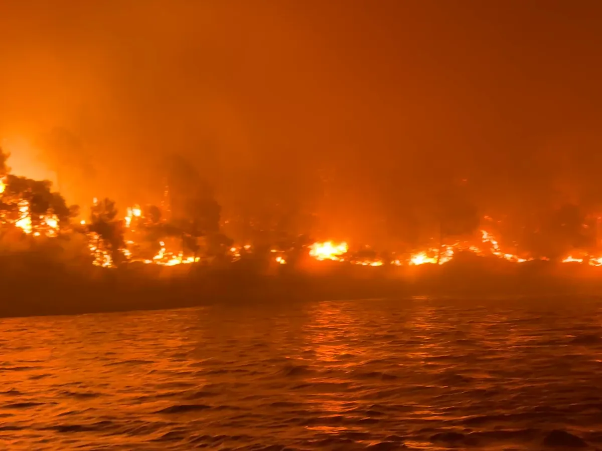 Incendiu violent pe o insulă turistică din Croația: 500 de oameni evacuați pe mare, 3.500 de hectare devastate