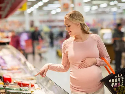 Femeie însărcinată în supermarket - Foto: Freepik (rol ilustrativ)
