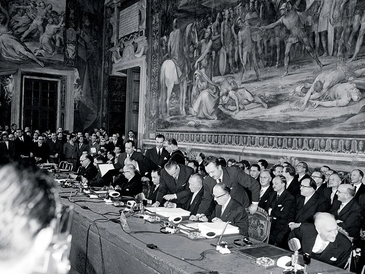 Șase lideri europeni semnează un tratat pentru o Piaţă Europeană Comună, în 1957