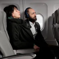 STUDIU Ce se întâmplă atunci când consumi alcool în avion și apoi te culci? Medicii, avertisment dur - Foto: Freepik.com (Imagine cu caracter ilustrativ)