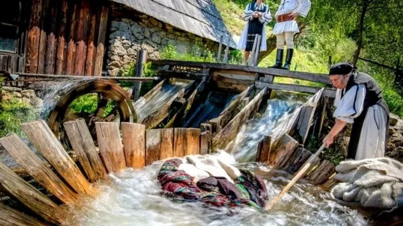 Mașina de spălat arhaică de pe Valea Sebeșului, invetată de oamenii munților - Foto: Vasile Sârb