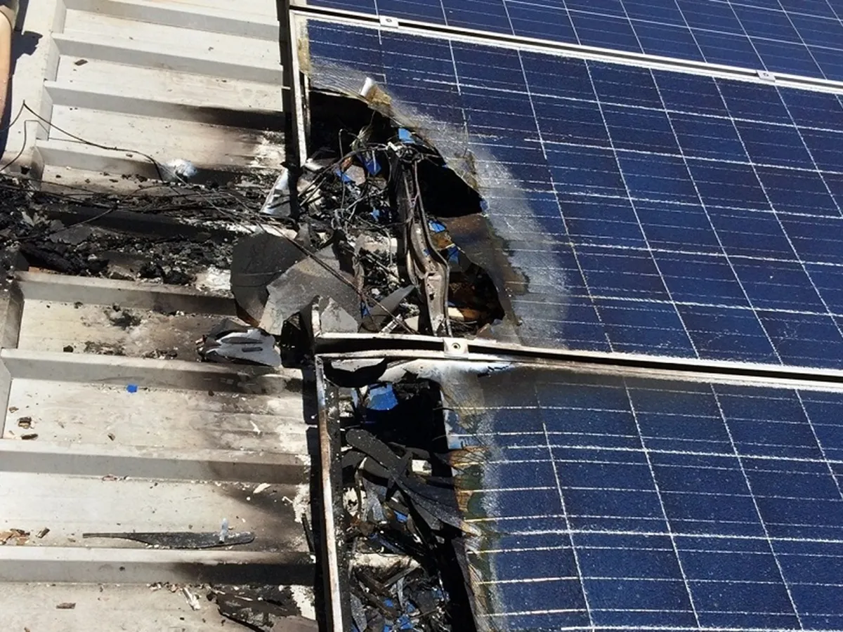 Ai panouri fotovoltaice cu baterie? Poate exploda! S-a întâmplat în Suceava. A ars și o mașină - Foto: corporatesolutions.swissre.com (Imagine cu rol ilustrativ)