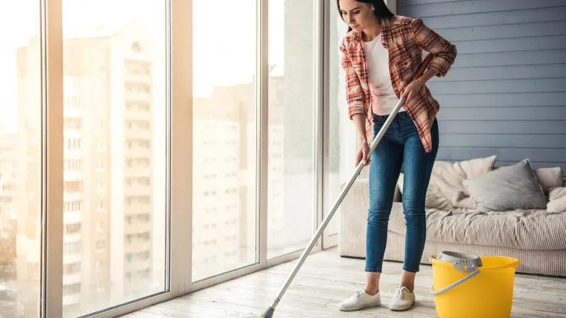 Greșeala banală care îți murdărește casa chiar când crezi că faci curat. Ce are mopul? - Foto: FREEPIK