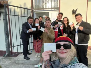 Lecție de civism în Vama Veche. Tinerii au format cozi la secția de votare de la 06.30 dimineața - Foto: Facebook/ Daniel Gheorghe Georgescu