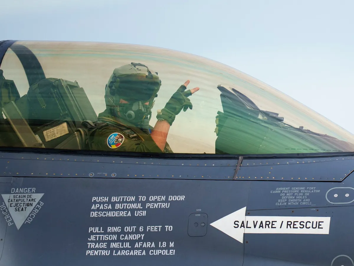 Pilot român pe avion F-16 - Foto: Profimedia Iimages