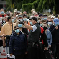 Românii au stat la coadă pentru a se vaccina. Foto: INQUAM/George Calin
