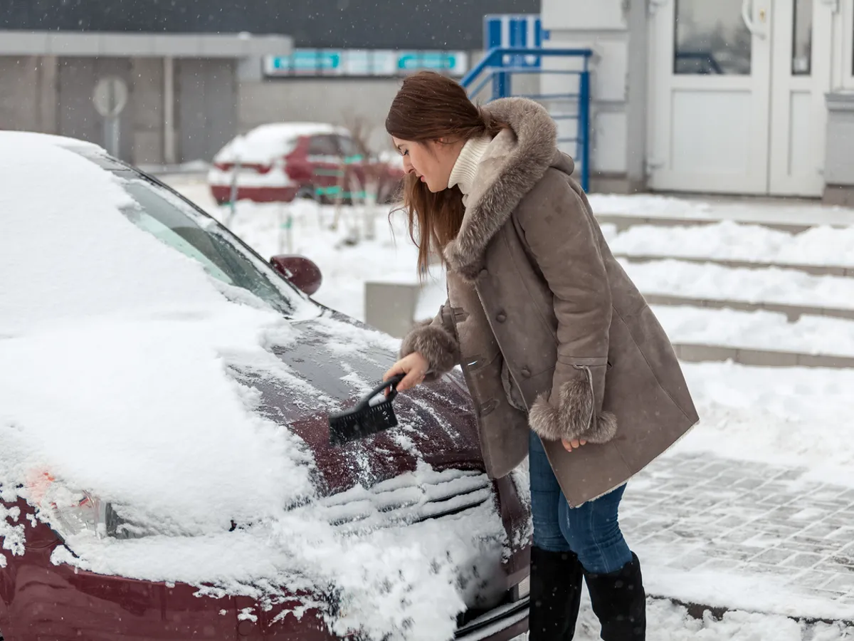 Curățarea mașinii de zăpadă - Foto: Freepik (imagine cu rol ilustrativ)