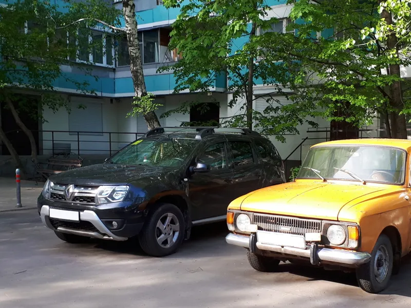 Renault Duster și Moskvich 412 / Foto: en.wikipedia.org