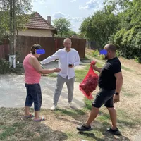 Primarul din Crevedia Florin Petre împarte ajutoare - Foto: Facebook
