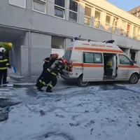 O ambulanţă a luat foc chiar în faţa Spitalului Judeţean Constanţa. Au intervenit pompierii - Foto: Ziua de Constanța
