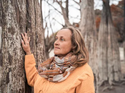 Pensionar caută lemne - Foto: Freepik