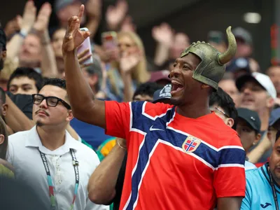 Jameis Winston, aflat în tribune, sărbătorește victoria Norvegiei după meciul din șaisprezecimile de finală ale Cupei Mondiale FIFA 2026 dintre Coasta de Fildeș și Norvegia Foto: profimediaimages.co