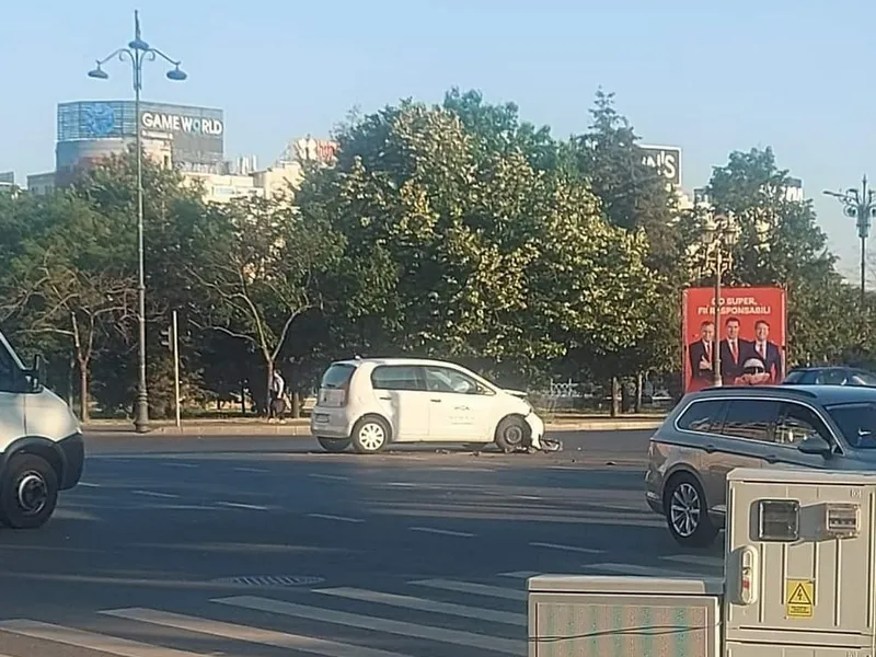 Accident spectaculos, în Piața Unirii din București. Mașina mică răstoarnă Duster-ul „mare” - Foto: Facebook/Dacia Duster Trails & Technical