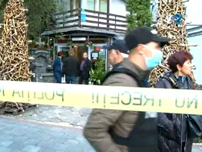 Un bărbat și-a omorât în bătaie partenera în fața unei pensiunii din Sinaia. Captură TVR