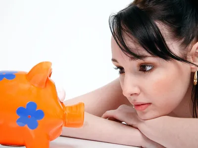 Sărăcia și lipsa educației financiare face ca o treime din români să nu poată să economisească/FOTO: Pixabay