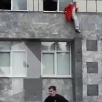 Studenții au sărit pe geamuri, pentru a scăpa cu viață. FOTO: Twitter