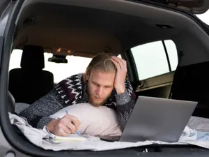 Un IT-st locuiește de 4 ani în mașină deși are o locuință. Câți bani economisește lunar? Foto: Freepik (fotografie cu caracter ilustrativ)