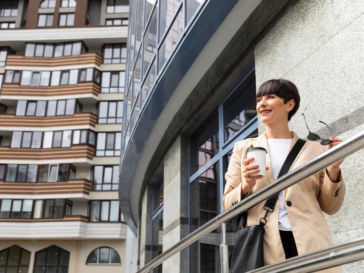 Fata la bloc - Foto: Freepik