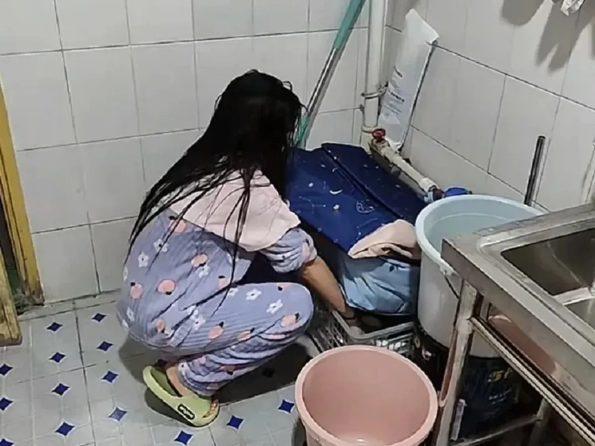 Plătește chirie 7 $ pe lună ca să locuiască într-o toaletă