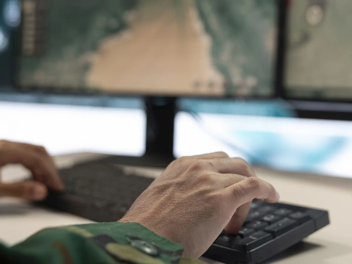 Un inginer militar dintr-o unitate de luptă îşi asistă tehnic colegii din teren - Foto: Magnific.com/DC Studio