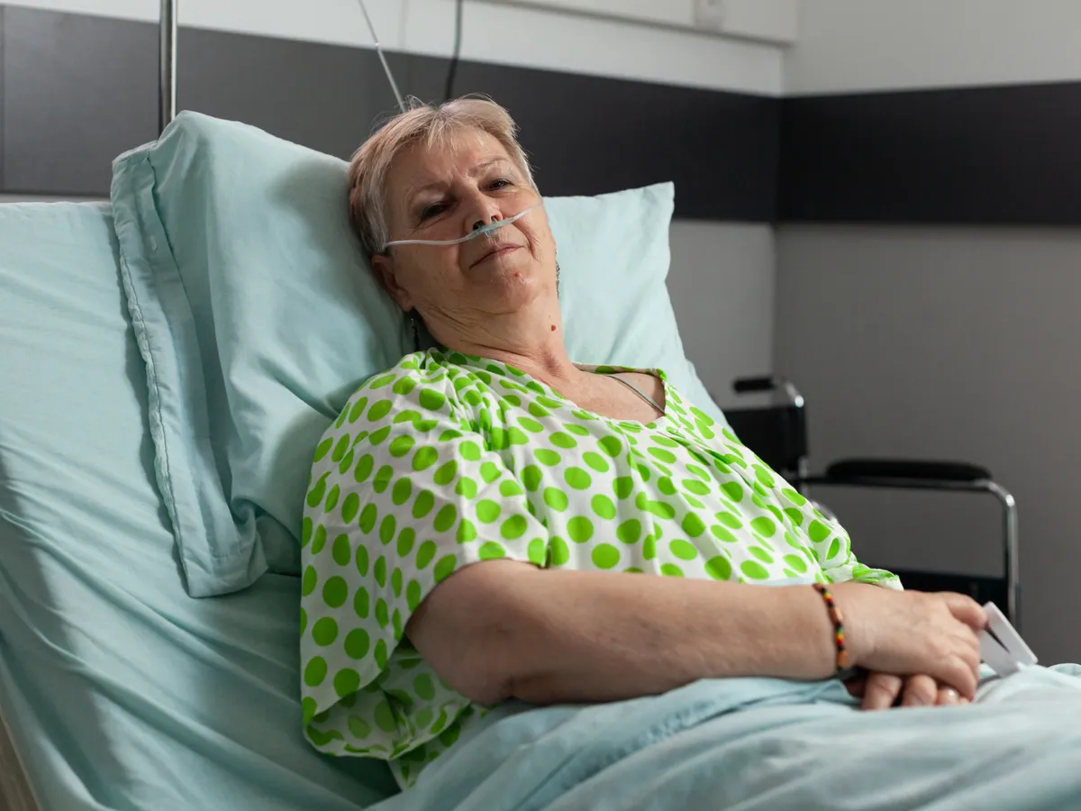 Pensionarăă în spital - Foto: Freepik