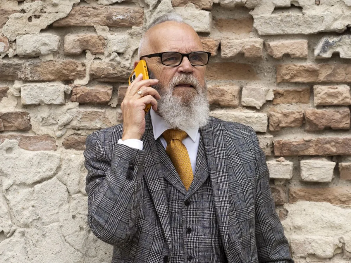 Bărbat elegant, în etate, vorbind la telefon - Foto: Freepik/CC0