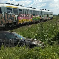 Pasagerii unui autoturism au scăpat ca prin minune după ce mașina le-a fost spulberată de un tren/ sursa: incomod-media.ro