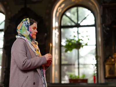 Pe 26 noiembrie, creștinii îi sărbătoresc pe Sfinții Cuvioși Alipie Stâlpnicul, Nicon și Stelian Paflagonul - Foto: Freepik (Imagine cu rol ilustrativ)