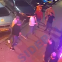 „Război pe uliță” cu topoare și bâte în centrul Buhușiului. Un polițist a fost lovit cu bâta - FOTO: Captura video