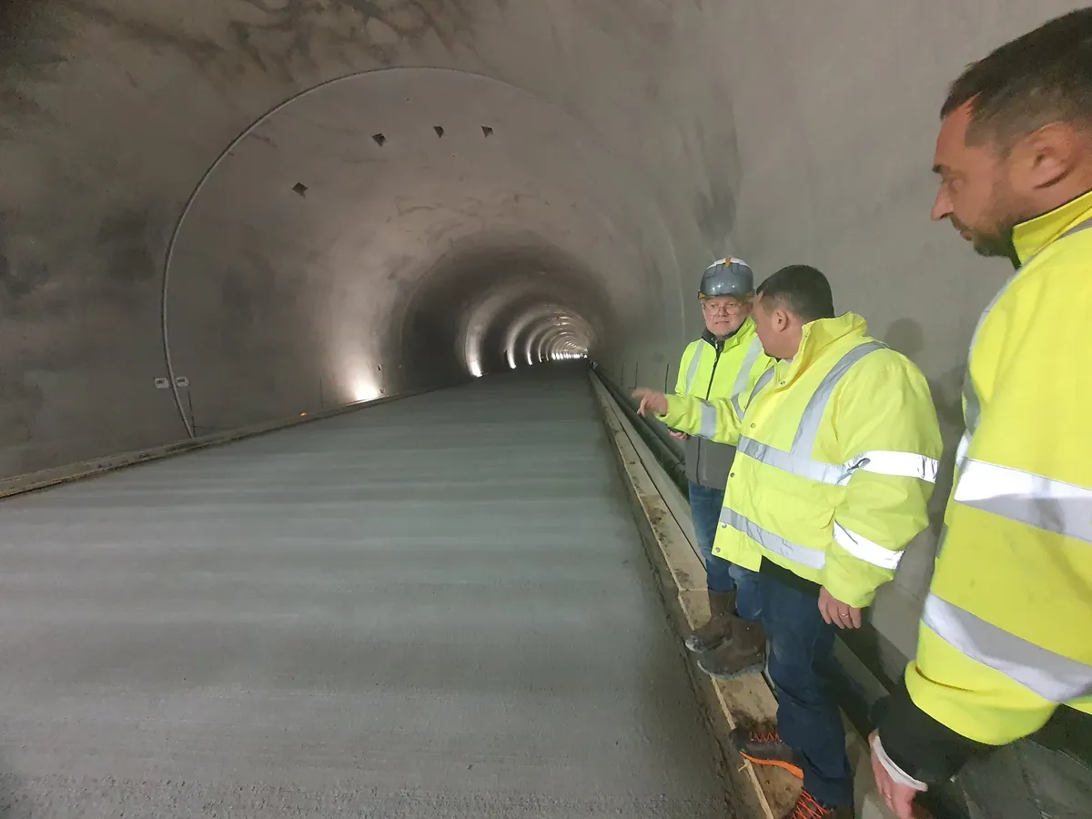 A fost finalizată turnarea betonului rutier în tunelul Curtea de Argeş - Foto: Facebook / Irinel Ionel Scriosteanu