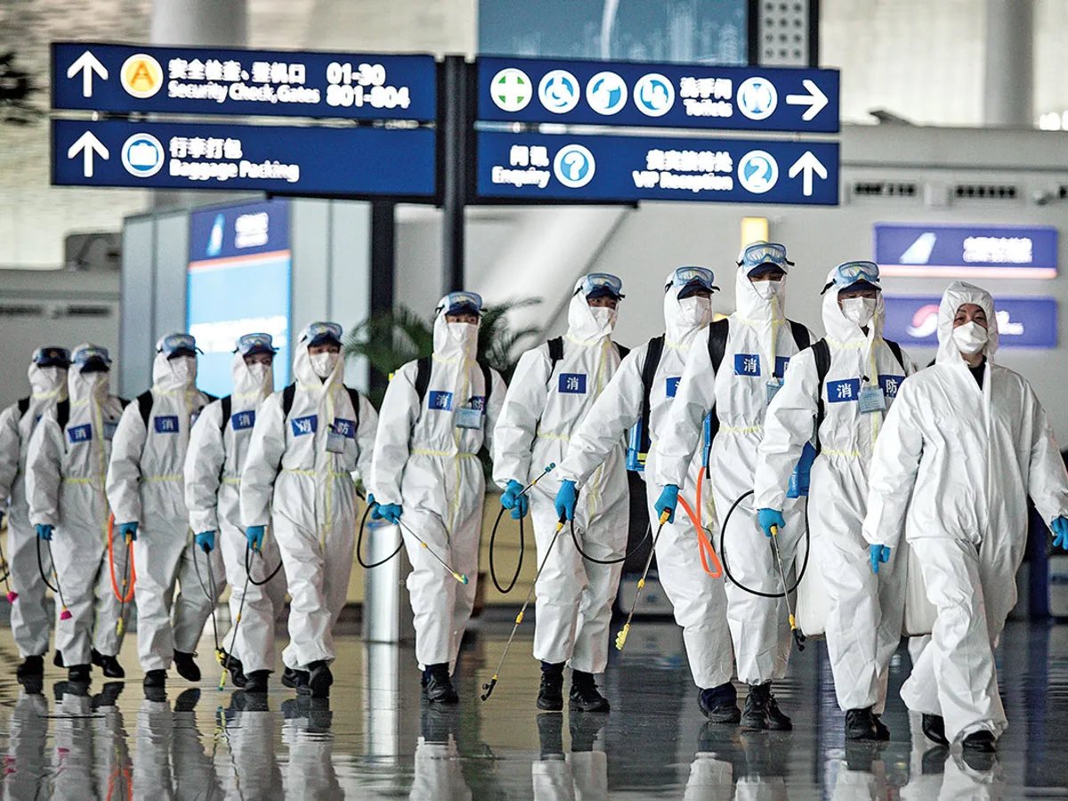 PREVENIRE Regimuri de dezinfecție precum acesta de la aeroportul Wuhan din China în aprilie 2020 erau comune la începutul pandemiei COVID-19, când se credea că virusul se transmitea în principal prin contact cu suprafețe infectate