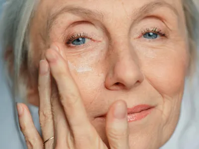 Trucul prin care poți preveni și elimina ridurile de pe față. Trebuie să îl repeți zilnic - Foto: Istock / imagine cu rol ilustrativ