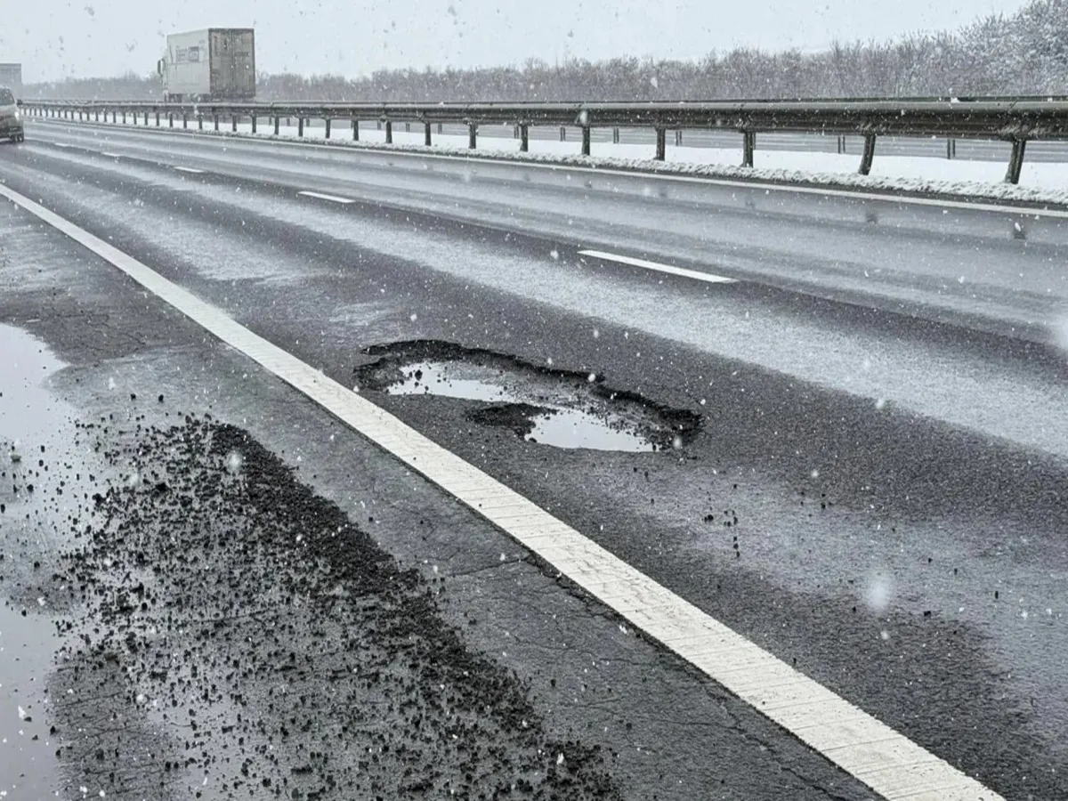 Autostrăzile și șoselele din România, „bombardate” de ger. Șoferii își distrug mașinile - Foto: digi24.ro
