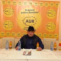 Bulibașa Petrea Sandu din Murgeni ar fi intrat doar să-și facă o poză în sediul partidului, iar cei trei membri n-au putut să-l dea afară pentru că e bulibașa al lor Foto: Facebook