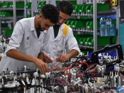 Muncitorii lucrează într-o fabrică Draxlmaier de cablaje auto din Tunisia - Foto: Profimedia Images (Imagine cu caracter ilustrativ)