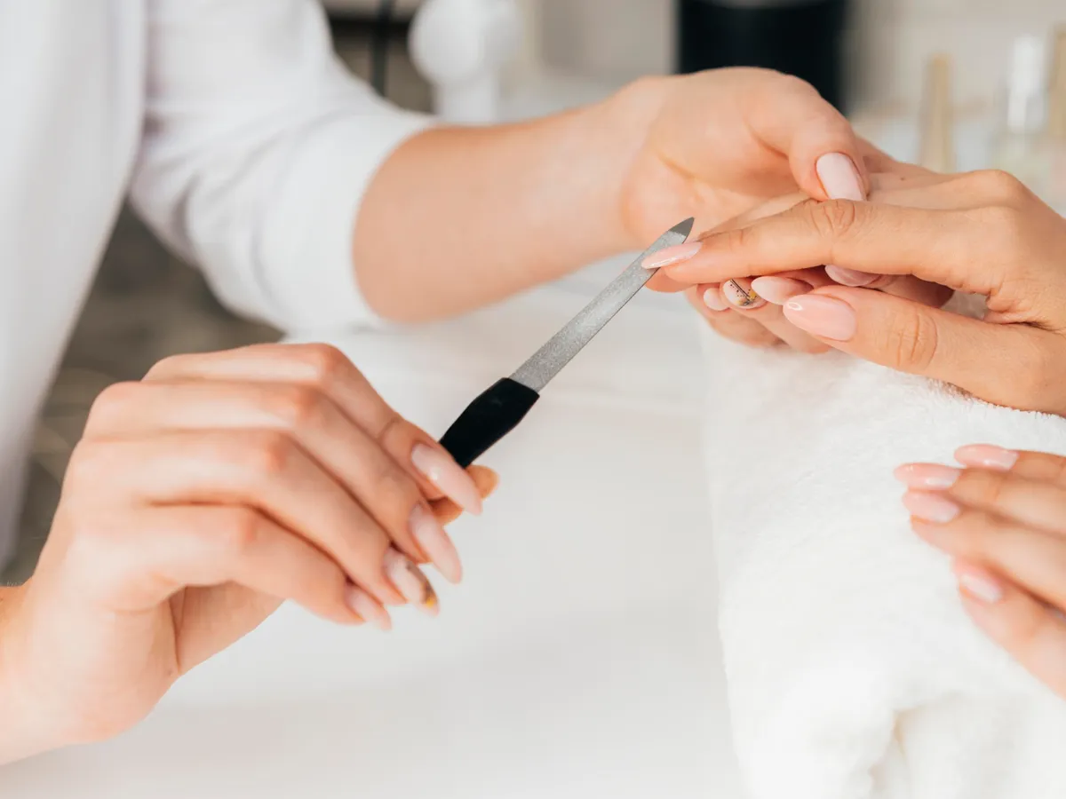 Alege cu grijă: 8 pericole ascunse la salonul de manichiură care îți pot afecta sănătatea unghiilor