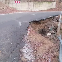 Porțiunea de drum surpată. FOTO: Facebook