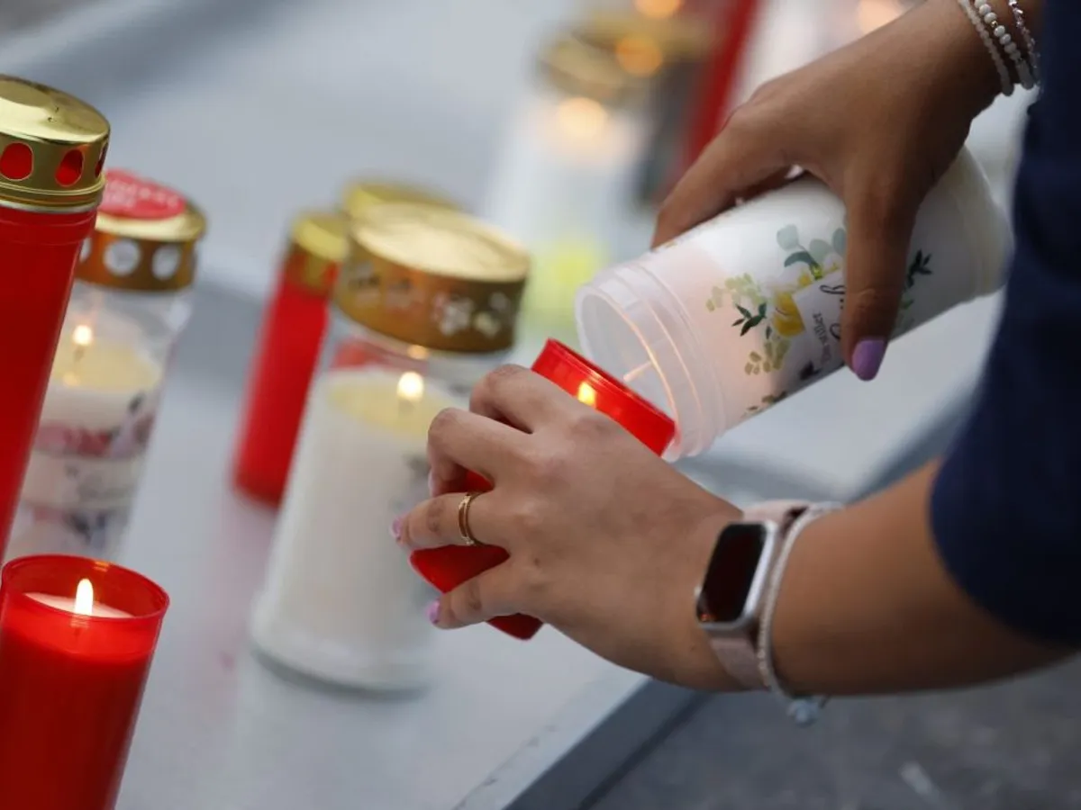 Candele şi flori sunt puse de austrieci, în faţa şcolii din Graz - Foto: Profimedia Images