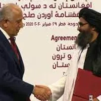 Diplomatul american Zalmay Khalizad și Abul Ghani Baradar, reprezentatntul talibanilor, la semnarea acordului de la Doha Foto: Captură video CNN