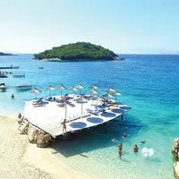 Orășelul Ksamil este una dintre cele mai căutate destinații de pe litoralul albanez, datorită plajelor cu parfum exotic. / Foto: mirifictravel.ro
