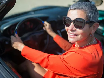 Femei zâmbitoare conducând o maşină decapotabilă - Foto: Pexels/Kampus Production