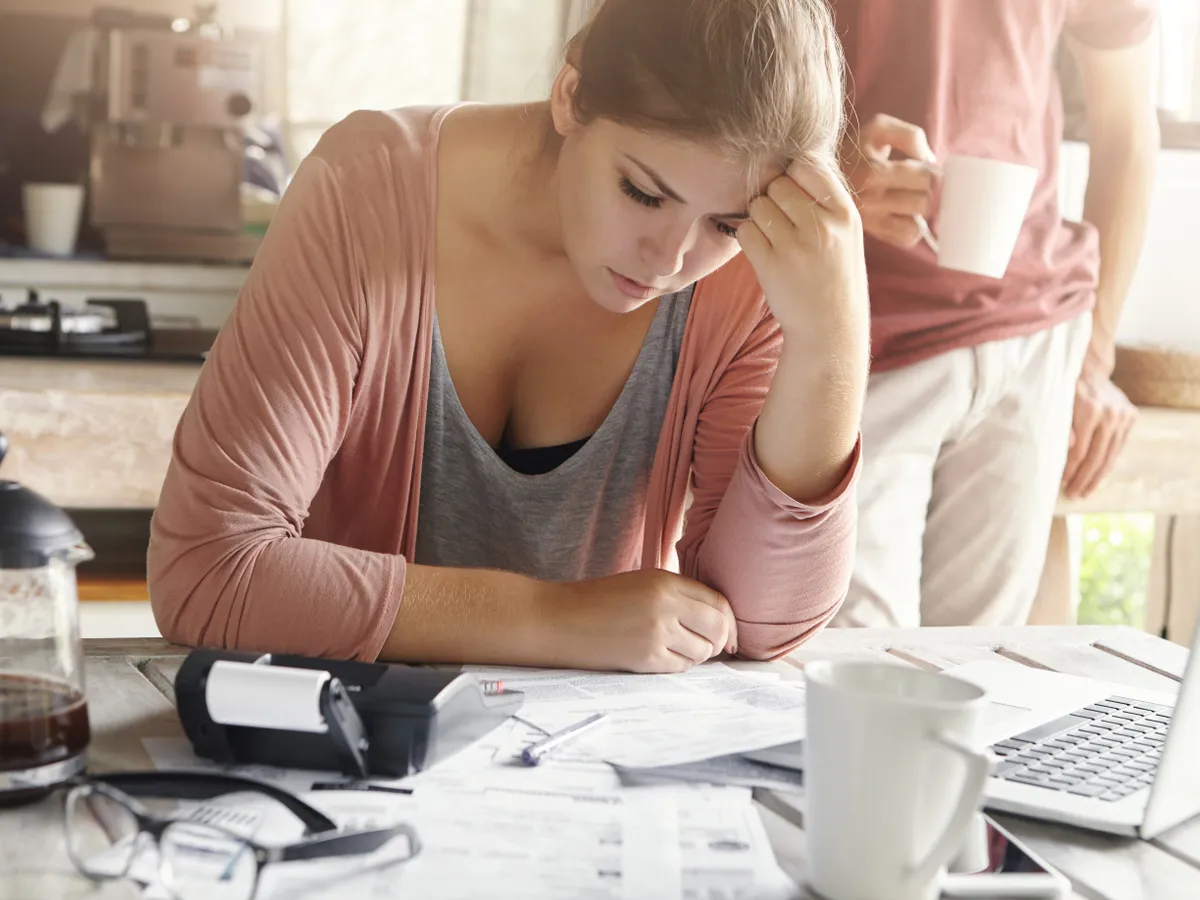 Analist economic: România riscă să retrogradeze la „junk”, în octombrie. Pensiile și salariile, în pericol