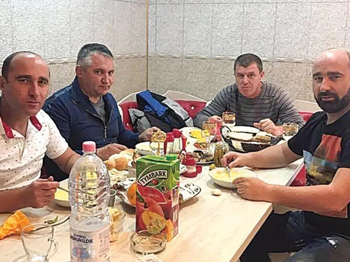 Comisarul Tase (în capul mesei)