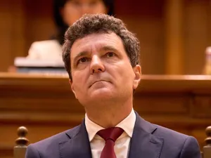 Preşedintele ales Nicuşor Dan, aşteptând, înainte de depunerea Jurământului - Foto: Profimedia Images
