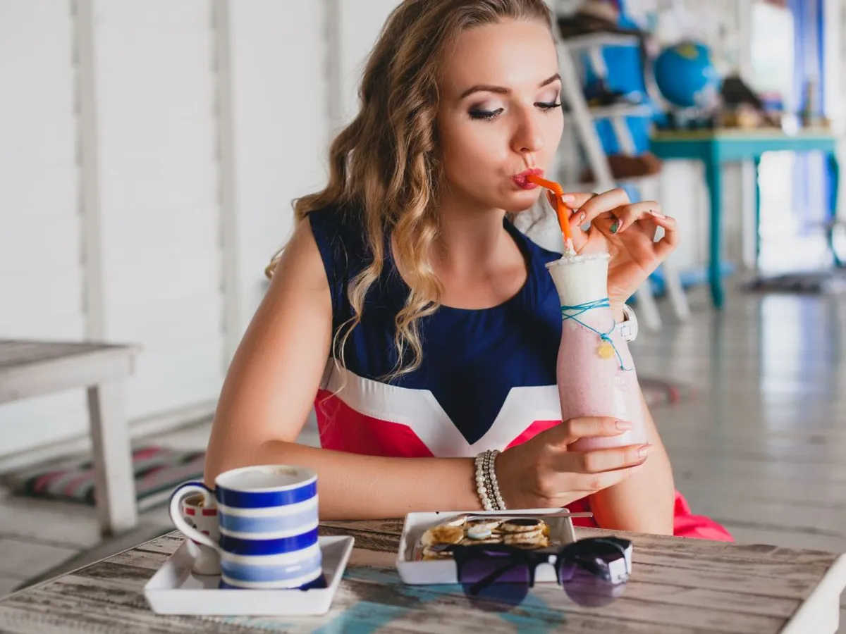 Taxa pe tabieturi. Cât te costă zilnic cafeaua, țigările și sucul, după valul de scumpiri din 2026?